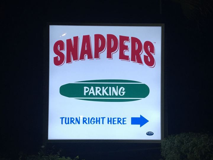 Lit Snappers parking sign with arrow