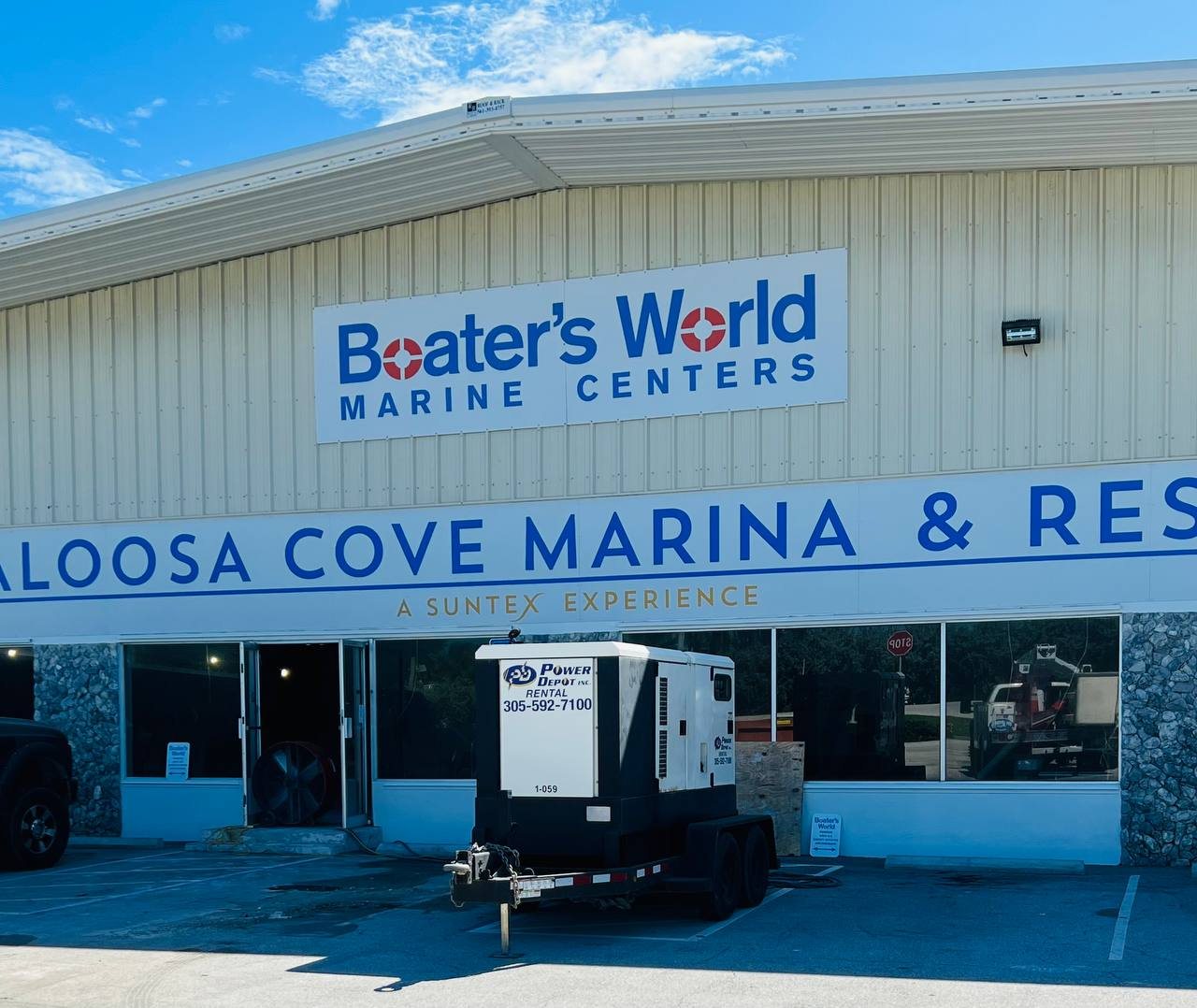 Boater's World Marine Centers and Caloosa Cove Marina and Resort lettering across a building